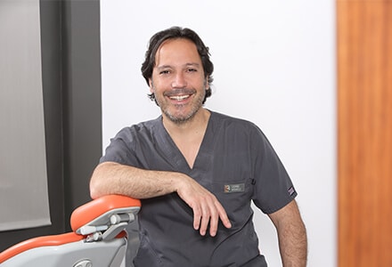 Clinica dental especializada. Conoce Al Dr. Luciano Badanelli, especialista en implantes dentales