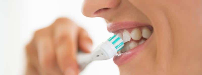 Cuidado de los implantes dentales - Limpieza oral