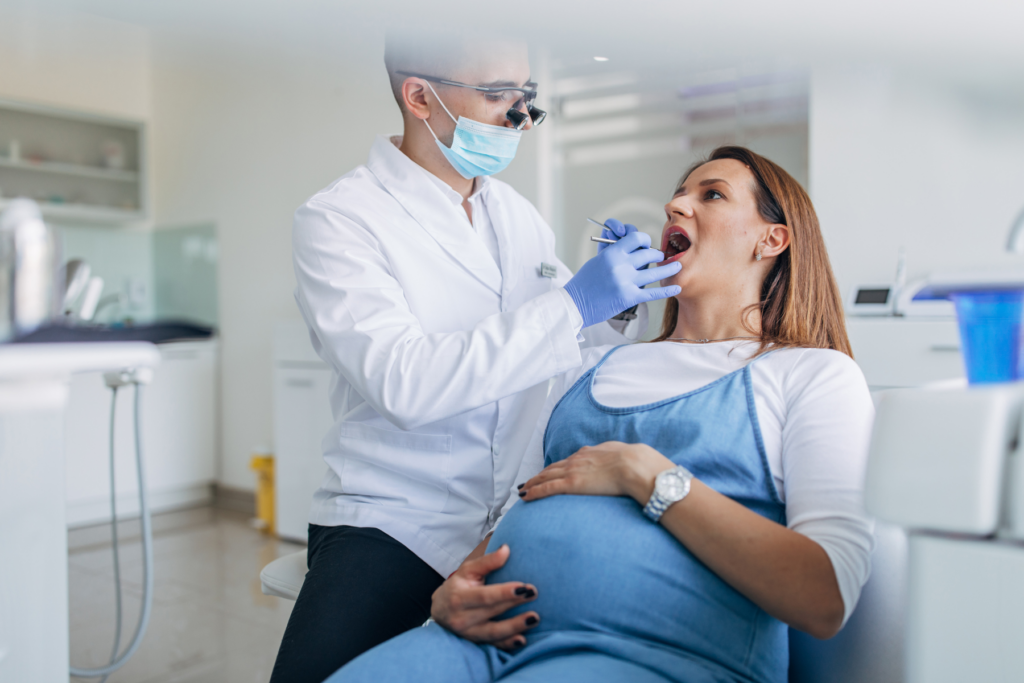 Embarazo y Salud Dental: Mitos y verdades que debes conocer 1 La salud bucal y dental en embarazadas tiene muchos mitos alrededor - Blog de Clínica Dental Badanelli